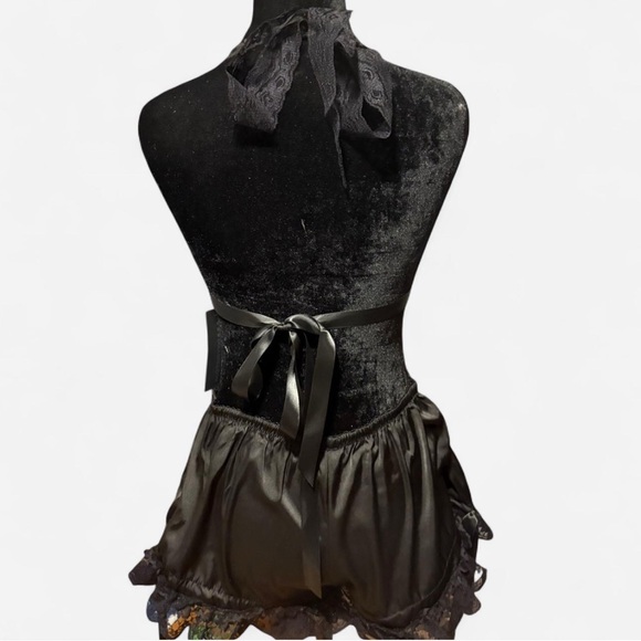 Elegant Black Satin Sleepwear Set - Picture 2 of 3